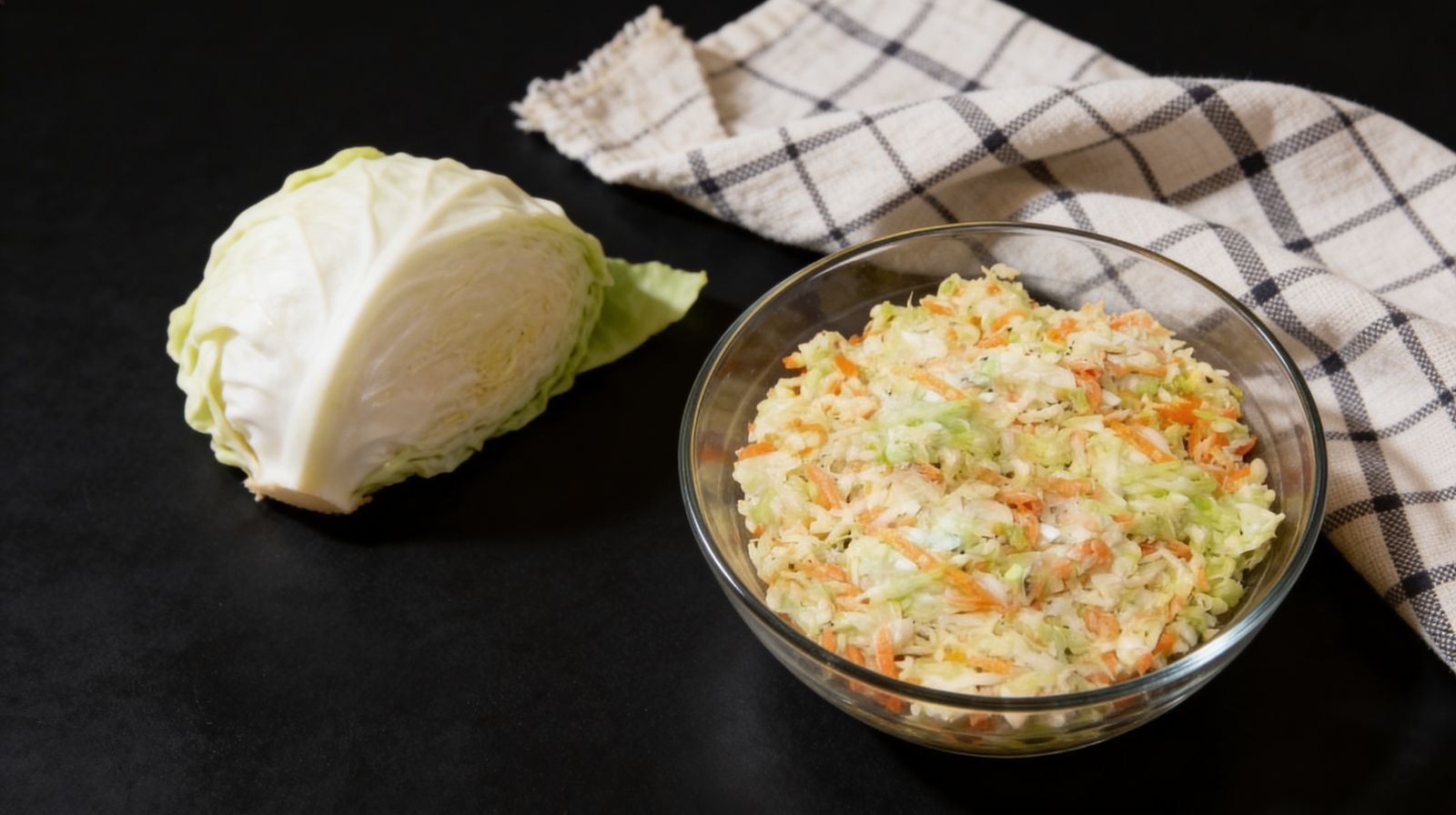 Surówka coleslaw z białej kapusty, marchewki i cebuli – klasyczny przepis krok po kroku.