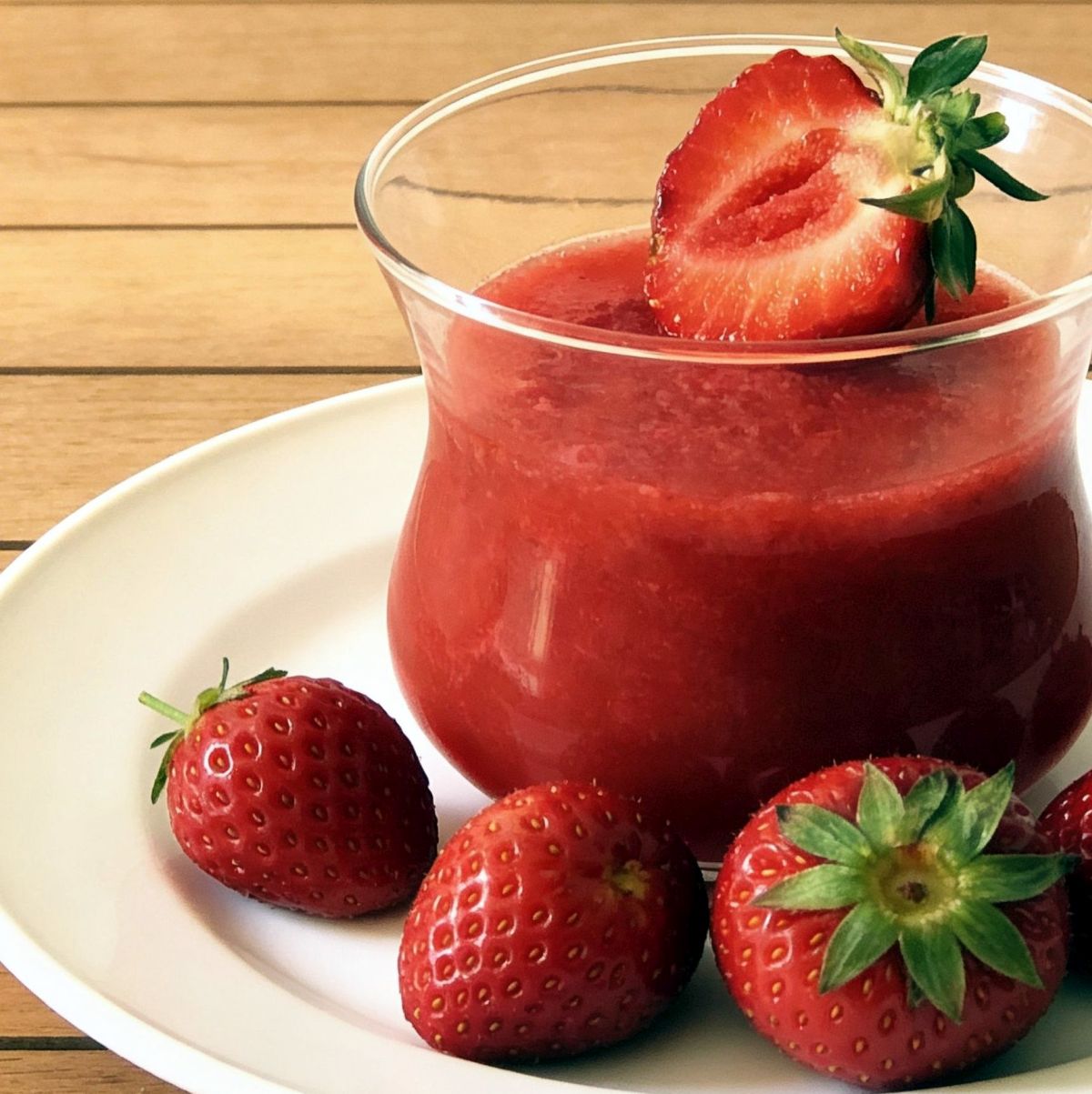 Domowa galaretka truskawkowa z prawdziwych truskawek bez proszku, deser owocowy w szklanym pucharku z musem truskawkowym.