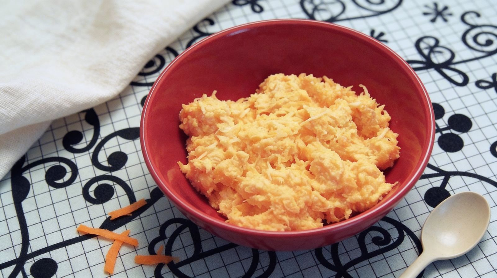 Surówka z selera, jabłka i marchewki w czerwonej misce – domowy dodatek do obiadu.