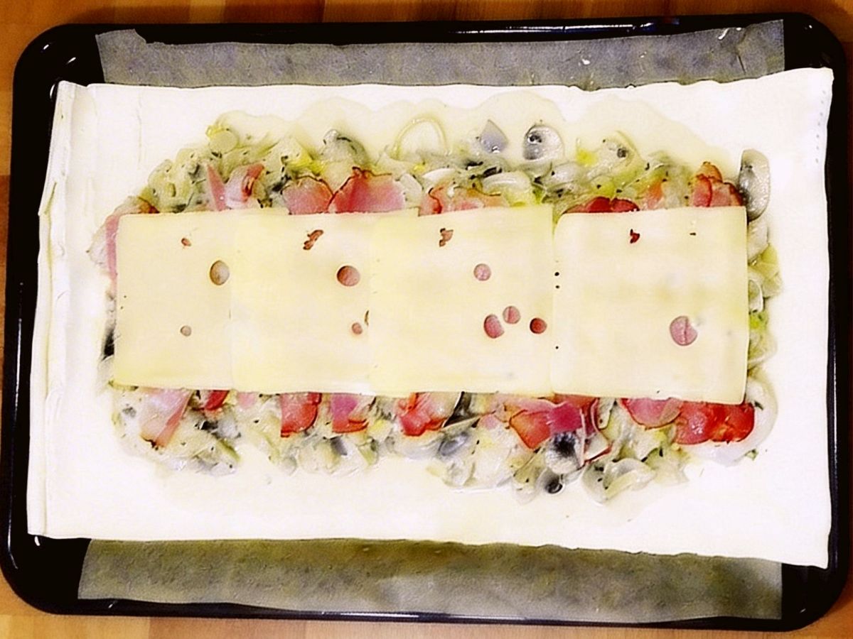 Tourte z kurczakiem, porem i tymiankiem przed zawinięciem – farsz na cieście francuskim z serem ementaler.