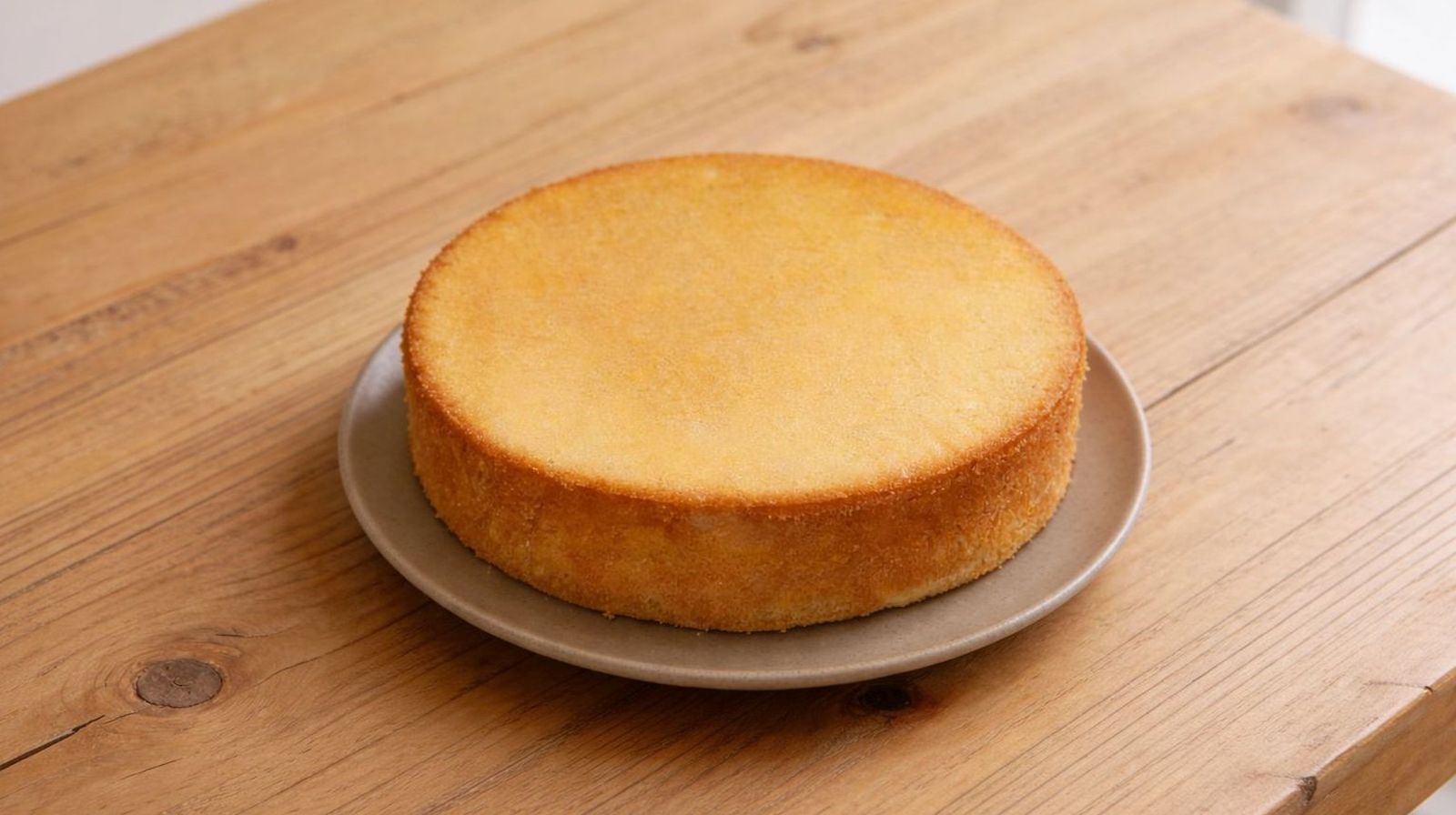 Biszkopt rzucany w całości, upieczony według przepisu podstawowego, o równym i złocistym wierzchu.