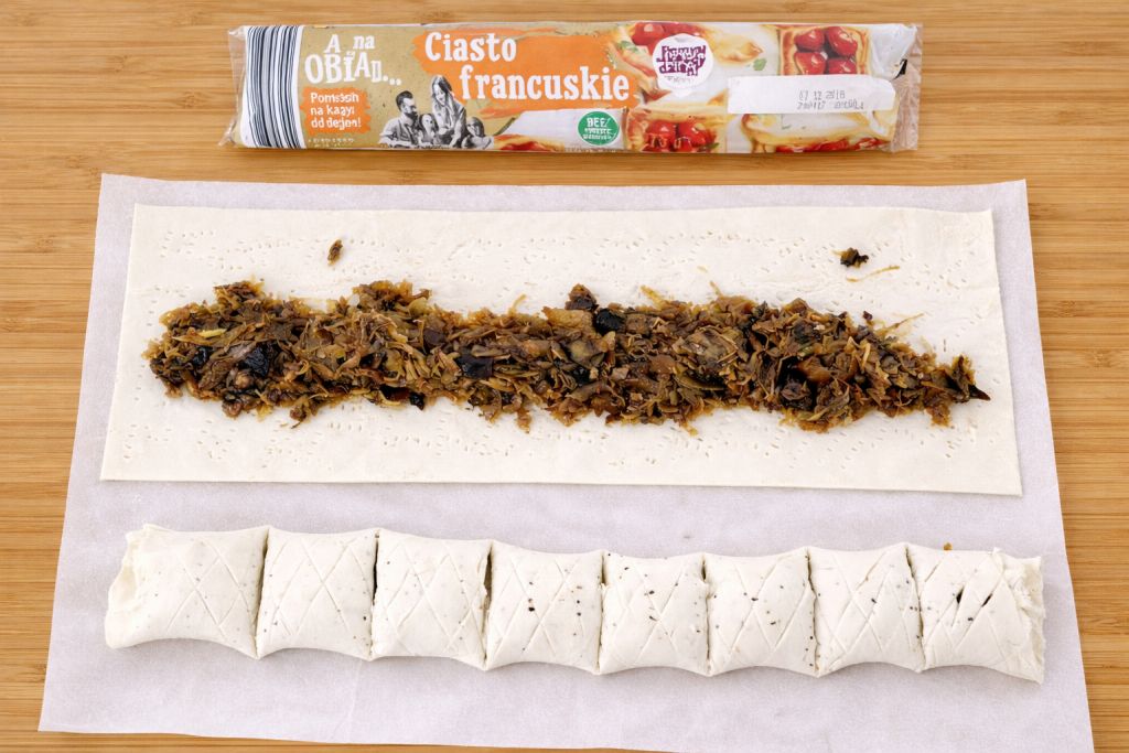 Błyskawiczne kapuśniaczki z ciasta francuskiego – przygotowanie farszu z kapusty i grzybów oraz zwijanie roladki przed krojeniem.