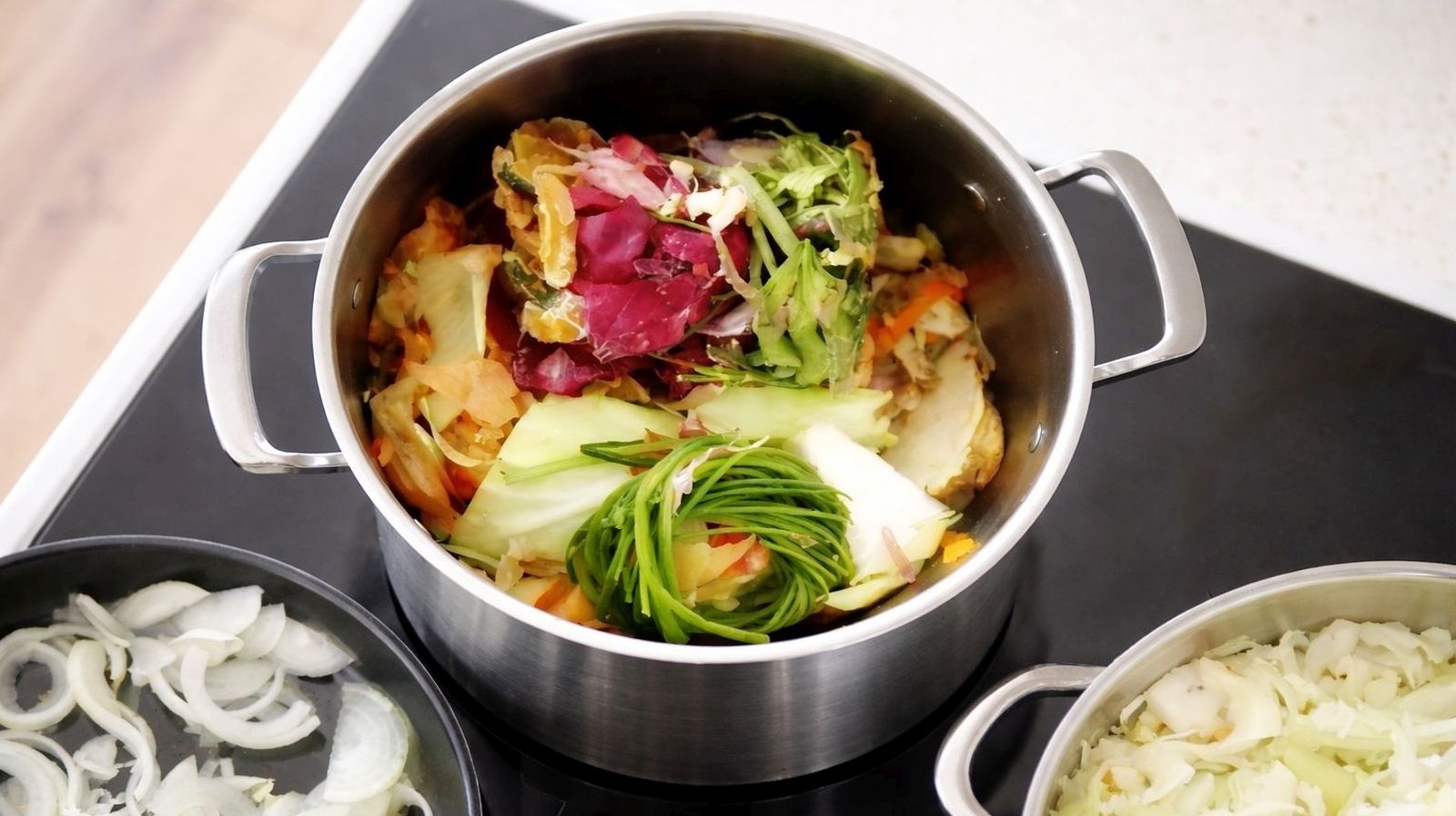 Bulion z obierek – warzywne resztki i obierki przygotowane w garnku do gotowania aromatycznego wywaru warzywnego zero waste.