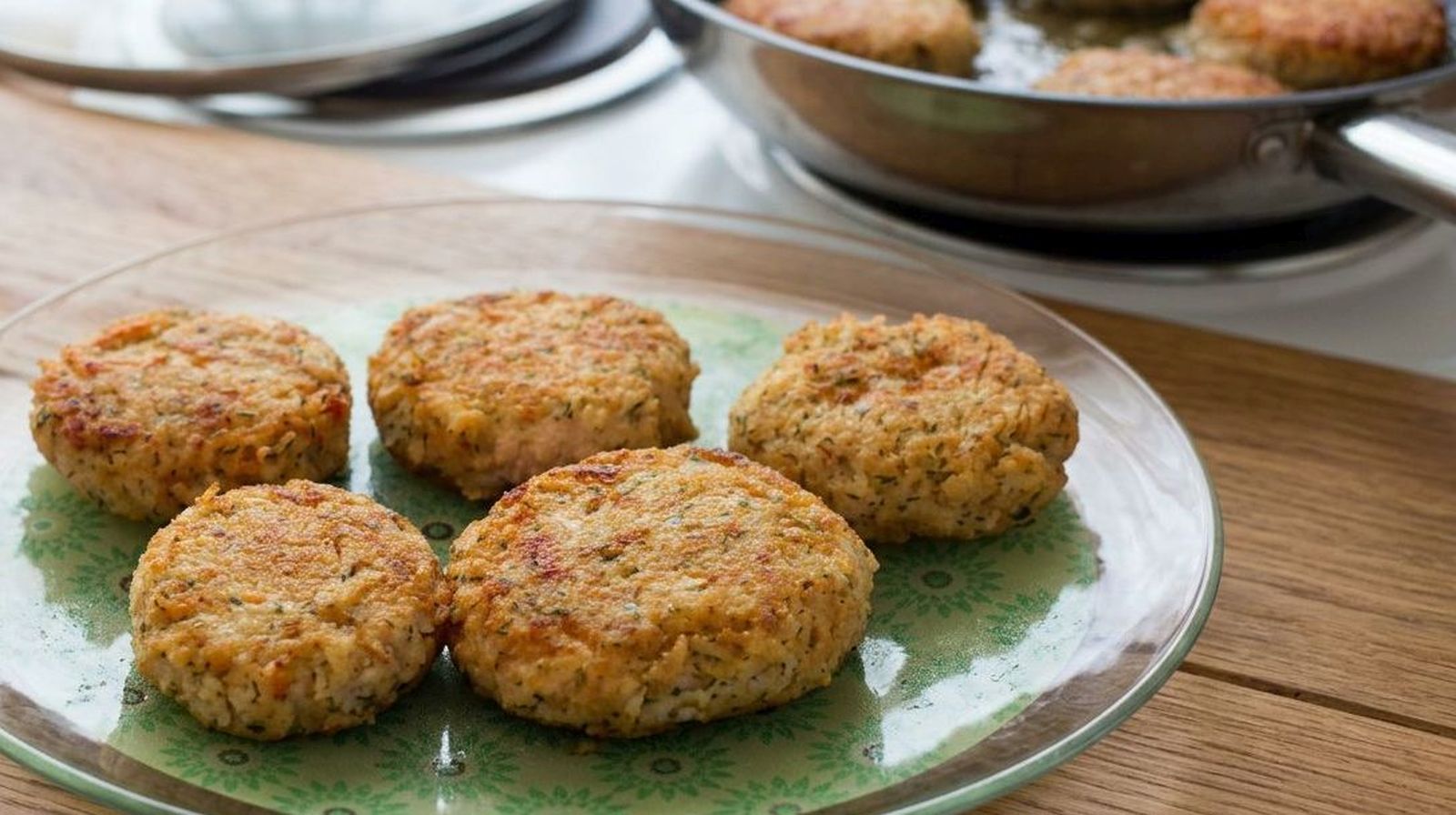 Kotlety mięsno-ryżowe z koperkiem na talerzu – domowe kotlety z mięsa mielonego i ryżu.