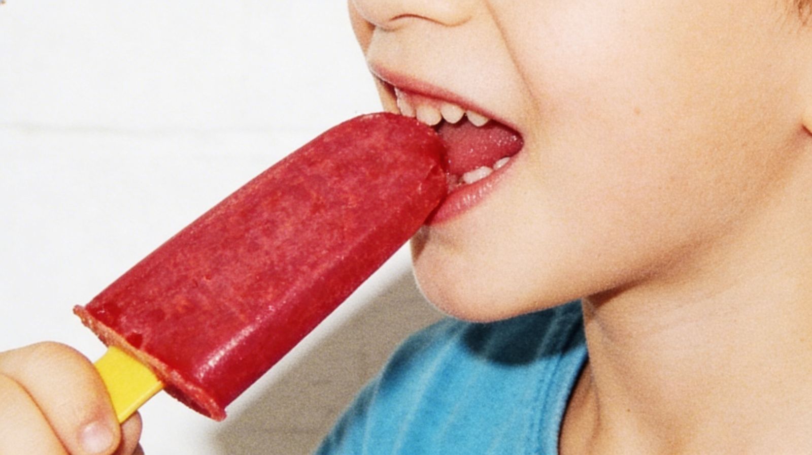 Domowe lody na patyku malinowe – naturalne lody owocowe bez sztucznych dodatków, kremowa konsystencja, letni deser dla dzieci.