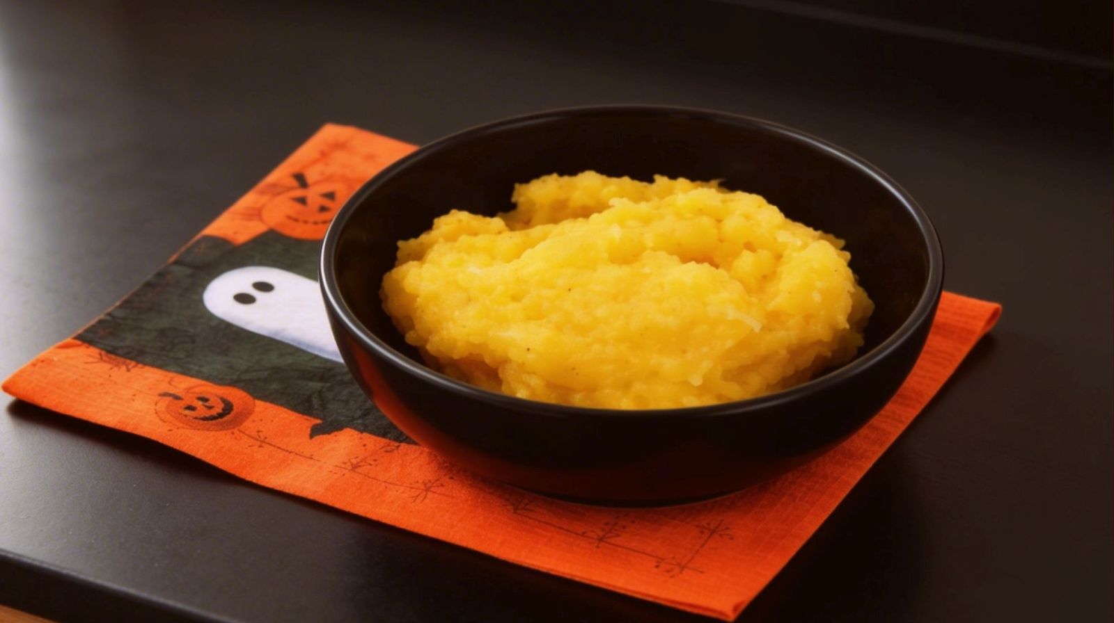 Kremowe ziemniaczano dyniowe puree w misce.